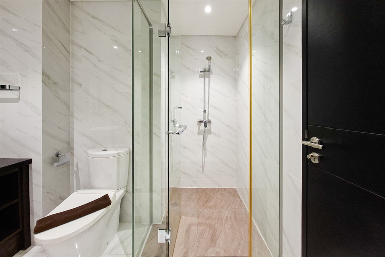 Bathroom 2, Chic And Cozy 1Br At Apartment Branz Bsd City, Tangerang Selatan
