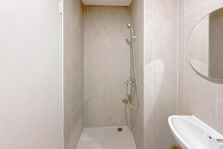 Bathroom 4, Simple And Chic Studio Near Ubaya At Kyo Society Apartment, Surabaya