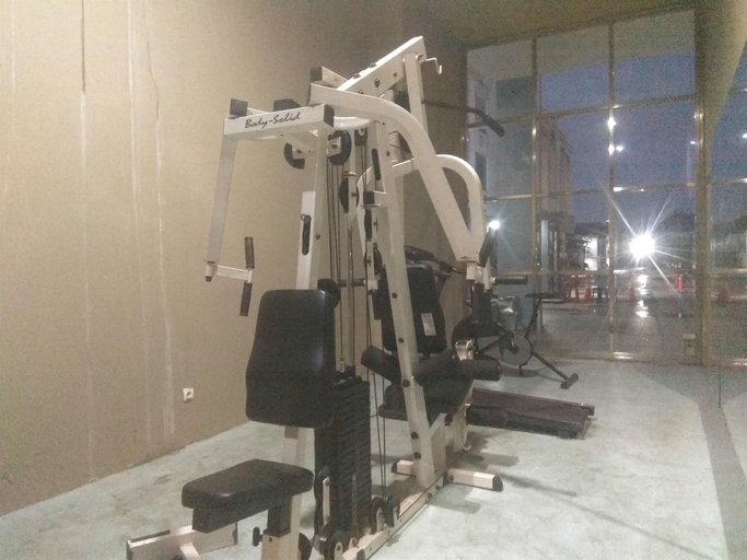 Fitness facility, Comfortable And Decent Studio Room At Apartment Saladdin Mansion, Depok