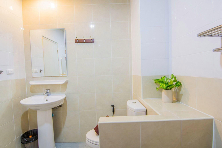 Bathroom 3, Sutus Court 5, Pattaya
