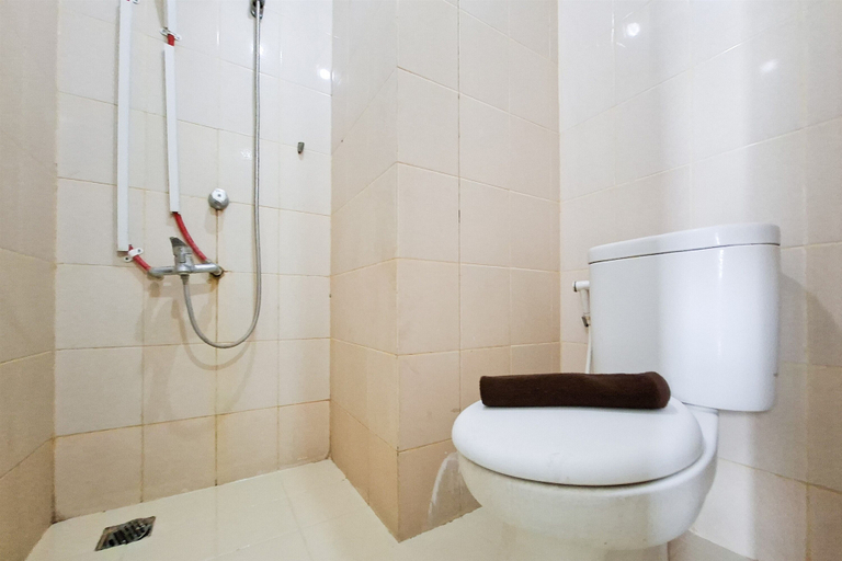 Bathroom 3, Comfortable Living In 1Br At Serpong Greenview Apartment, Tangerang Selatan