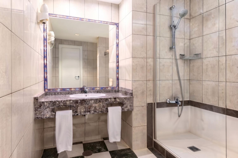 Bathroom 4, Hotel Drago Park by Pierre & Vacances, Las Palmas