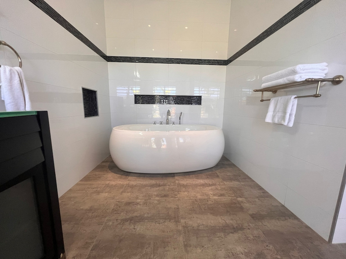 Bathroom 4, Naisoso Island Villas, Ba