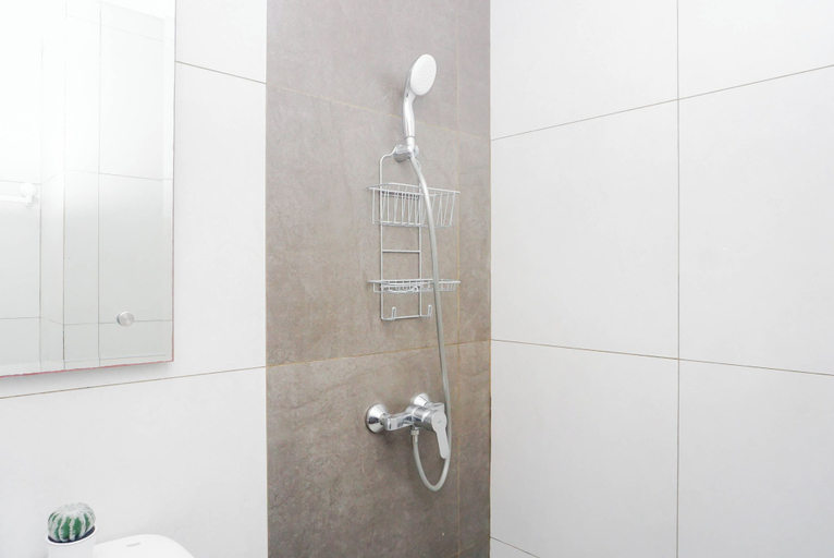 Bathroom 2, 2 Pax Serene Studio At Lrt City Bekasi Apartment, Bekasi