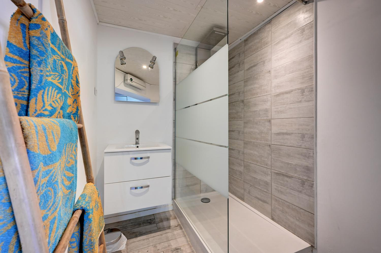 Bathroom, le mas rocamour, Gard