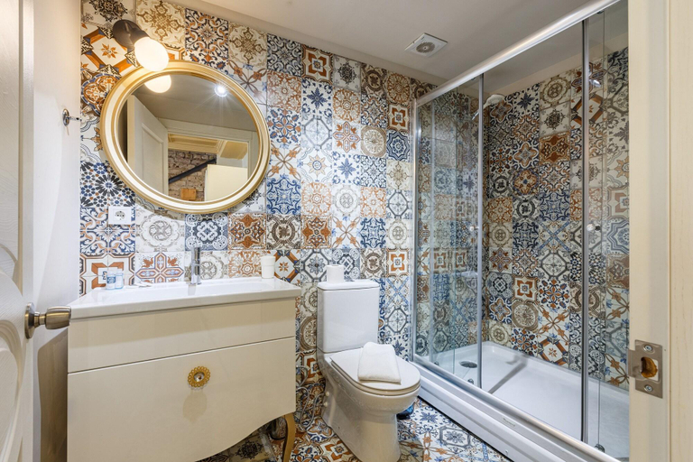 Bathroom 5, Miro Mansion, Fatih
