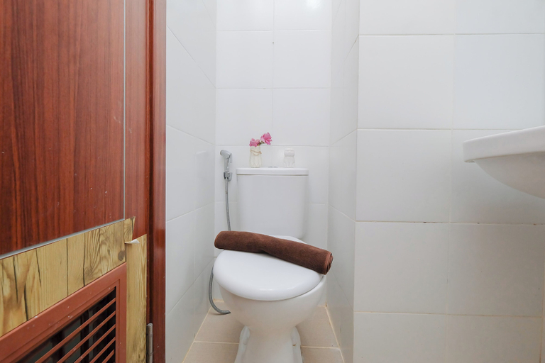 Bathroom 3, Tranquil 1Br For 2 Pax At Vittoria Residence, Jakarta Barat