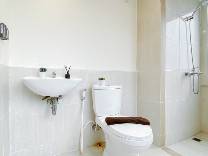 Bathroom 5, 5 Pax Convenient And Homey 3Br At Meikarta Apartment, Cikarang