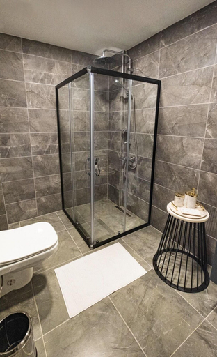 Bathroom 5, Ortel Inn, Merkez