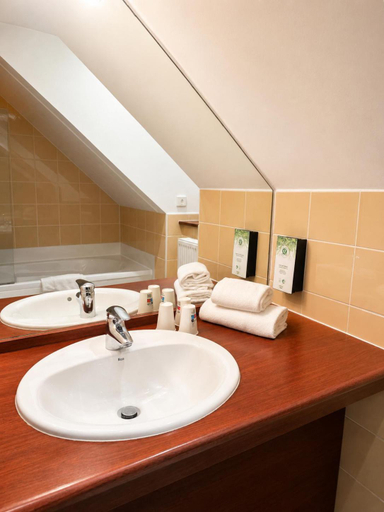 Bathroom 3, Kyriad Saint-Malo Dinard, Ille-et-Vilaine