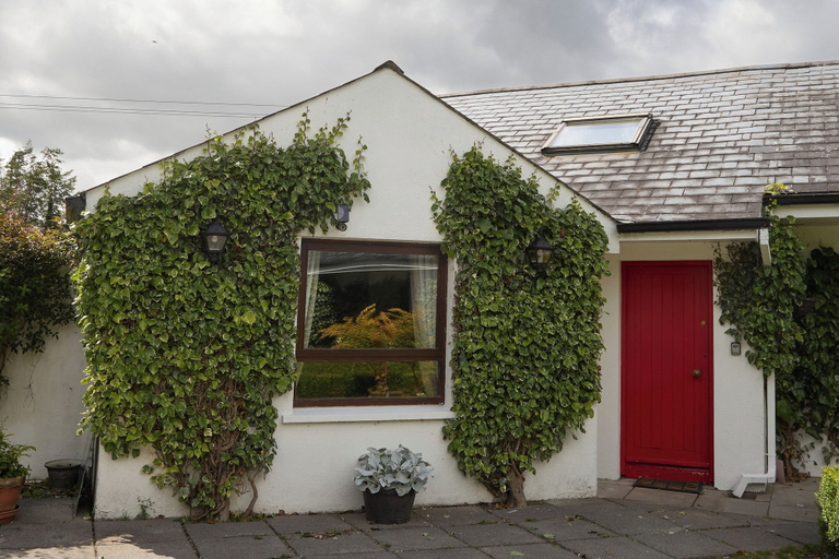Exterior detail, 2 Bedroom Apartment - Free Parking & Garden