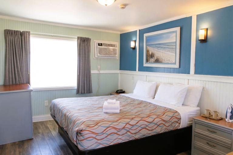 Bedroom 3, Colonial Inn Motel, Dare