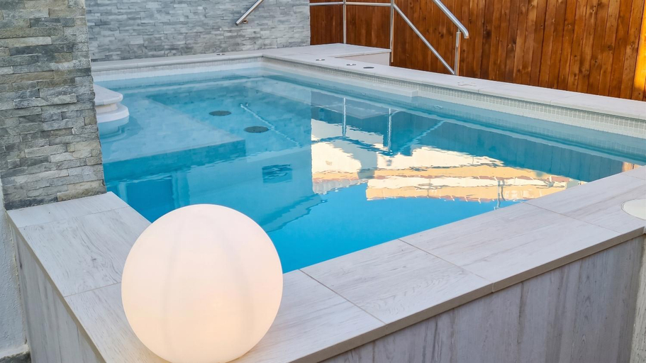 Sport & Beauty 2, Sunny Villa with Private Pool in Calpe + Enclosed Garden, Alicante