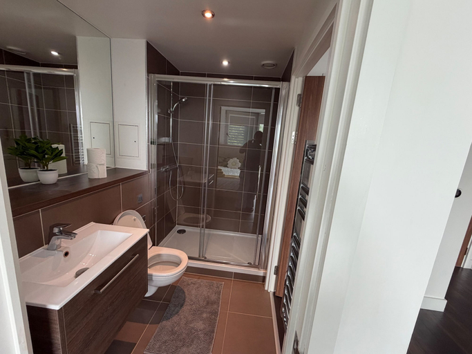 Bathroom 2, Cosy Colliers Wood Apartment With 2 Bedrooms, London