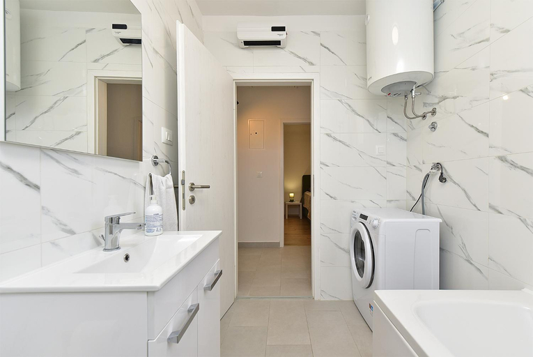 Bathroom 3, Apartment 2091, Pula