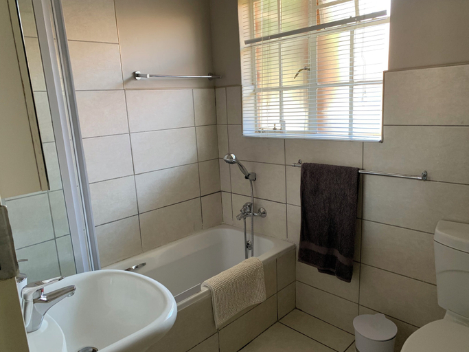 Bathroom, Comfortable Furnished Apartment Wi-fi Free Parking, Mangaung