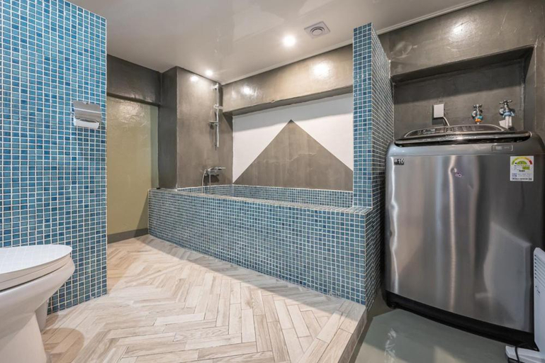 Bathroom 3, Namsan Story Nine, Jung