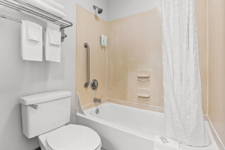Bathroom 4, Quality Inn Lake City, Columbia