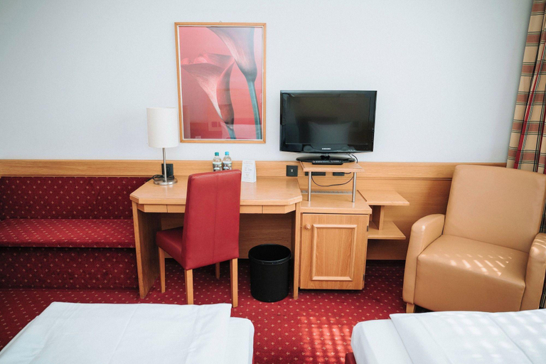 Bedroom 3, Feringapark Hotel by Coffee Fellows Hotels, München