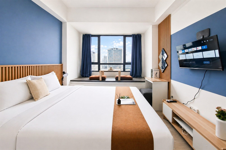 Interior 5, Chic Blue Tinted Studio Room At Apartment Collins Boulevard, Tangerang