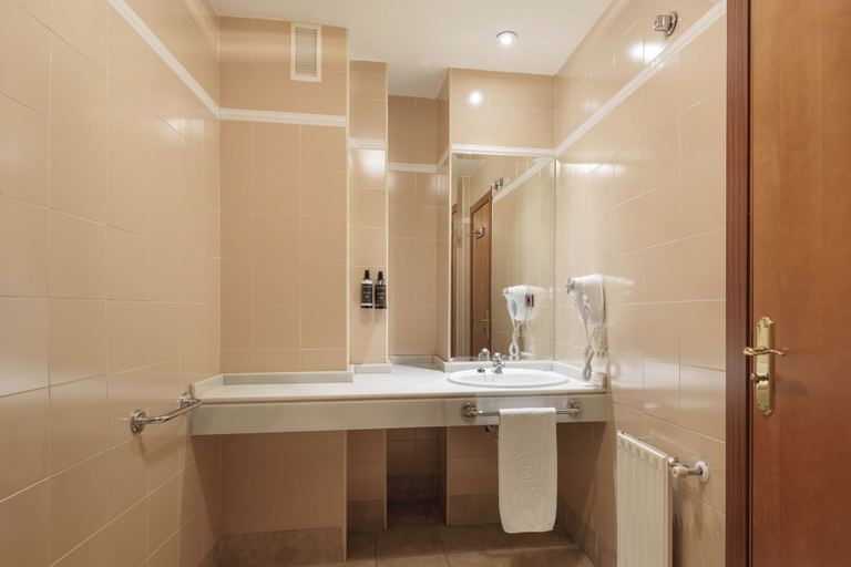 Bathroom 4, Exe Hotel El Magistral, Asturias