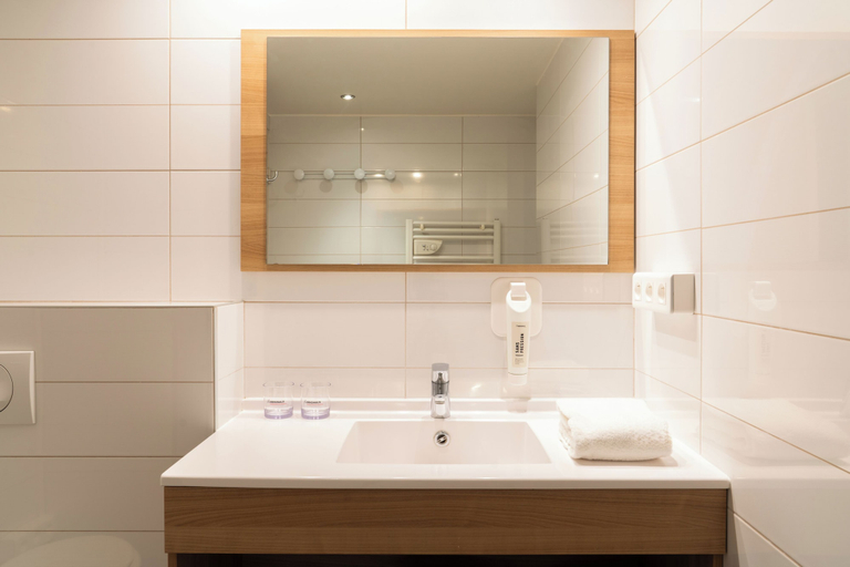 Bathroom 4, The Originals Residence, Appart'Hôtel Hévéa, Valence, Drôme