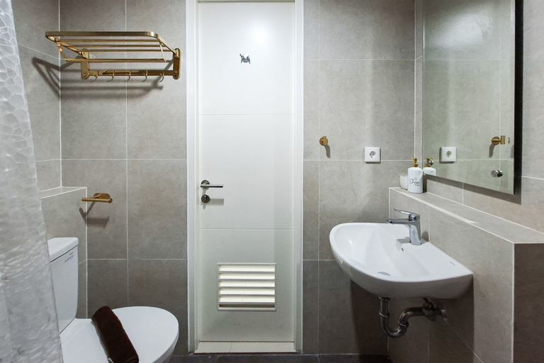 Bathroom 5, Comfortable Classic Beige 1Br At Apartment The Ayoma, Tangerang Selatan