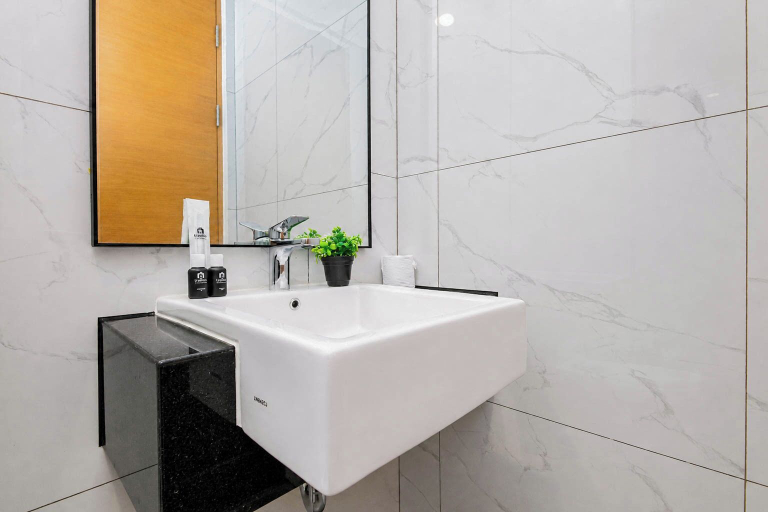Bathroom 4, Charming Warm Studio At Ciputra World 2 Apartment, South Jakarta