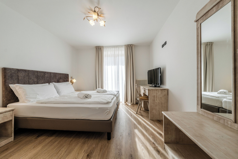 Bedroom 4, HOTEL SASSO ROSSO, Trento