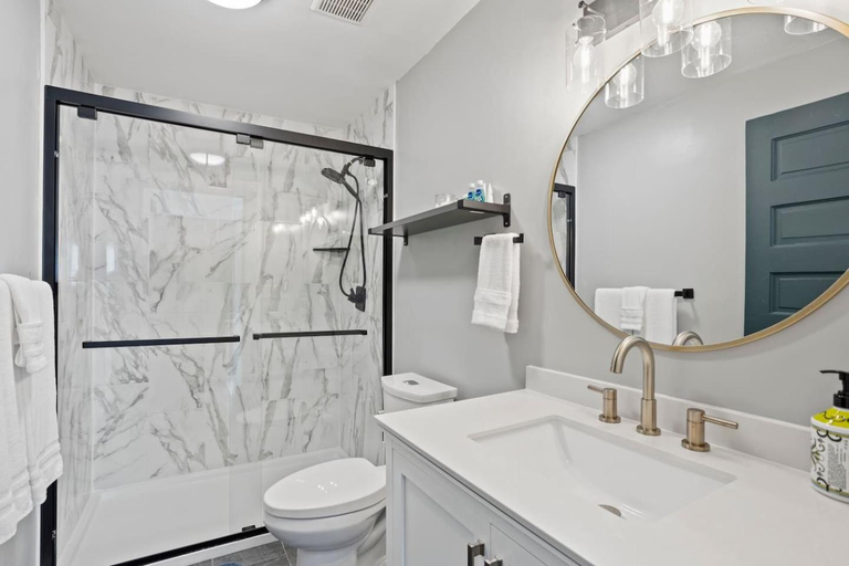 Bathroom 3, The Dobbs Beltline - 6 BD4 BA, Sleeps 16, Close to Downtown Mercedes Stadium, Atlanta