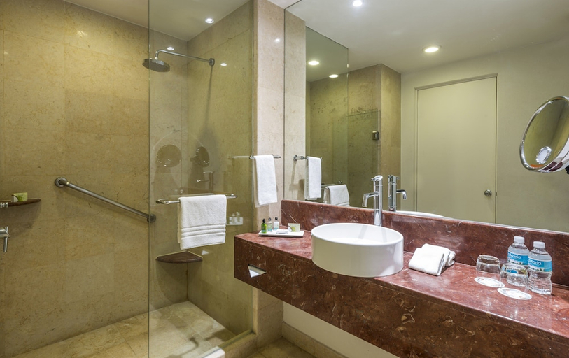 Bathroom 5, voco Ciudad Juarez by IHG, Juárez