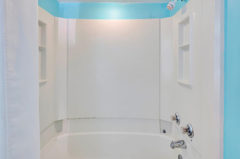 Bathroom 4, Ocean Annie's Oceanview Studio,Scenic Views,Pools!, Horry