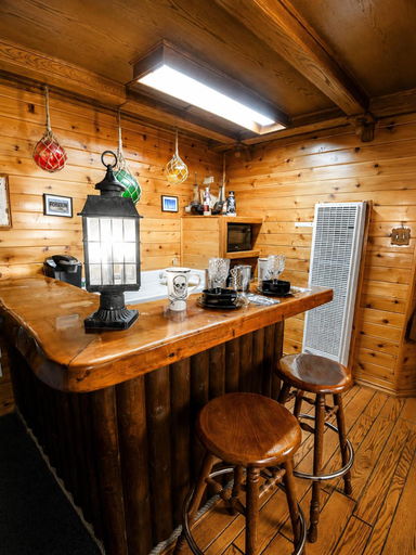 Food & Drinks, Castle Wood Cottages, San Bernardino