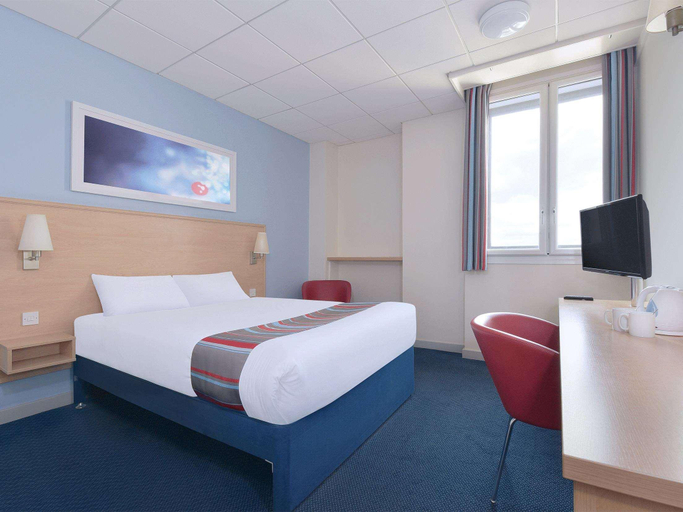 Bedroom 3, Travelodge Stafford M6, Staffordshire