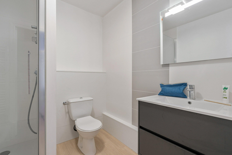 Bathroom, Scenic 6-person Duplex Retreat, Morbihan