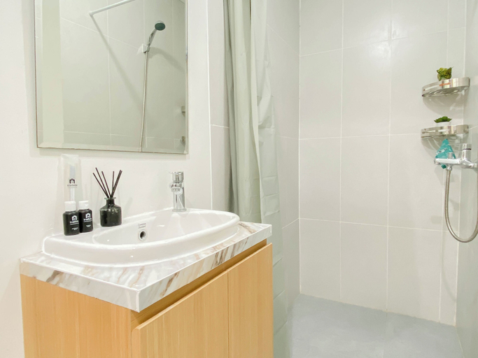 Bathroom 4, Bright And Cozy Studio At Royal Sentul Park Apartment, Bogor