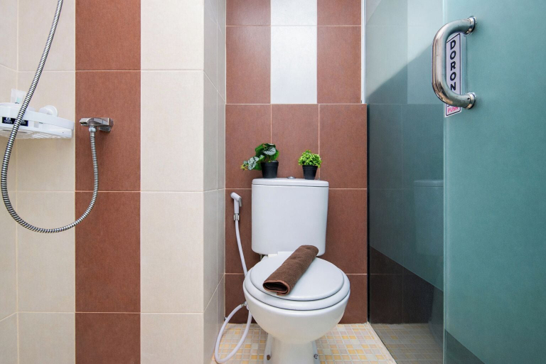 Bathroom 5, Comfortable And Decent Studio Room At Apartment Saladdin Mansion, Depok