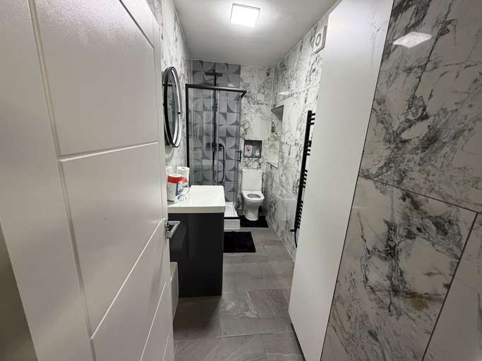 Bathroom, Apartment Sleeps 2 With Wifi, London