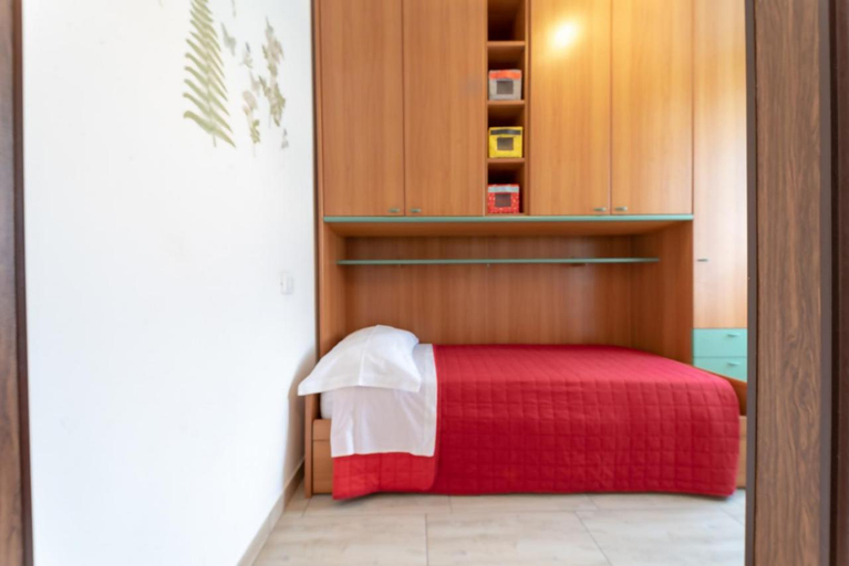 Bedroom 2, VIOLA CON SERVIZIO SPIAGGIA - LIDO ADRIANO, Ravenna