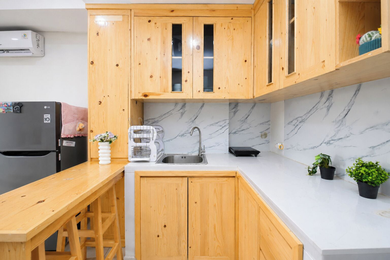 Private kitchen, Cozy Wooden Touch Studio Room At Apartment Daan Mogot City, Jakarta Barat