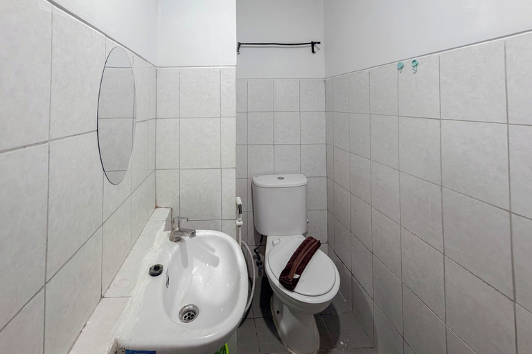 Bathroom 2, Convenient Studio Apartment Suncity Residence, Sidoarjo