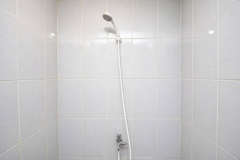 Bathroom 2, Compact Style Studio Apartment At Tokyo Riverside Pik 2 Near Nice, Tangerang
