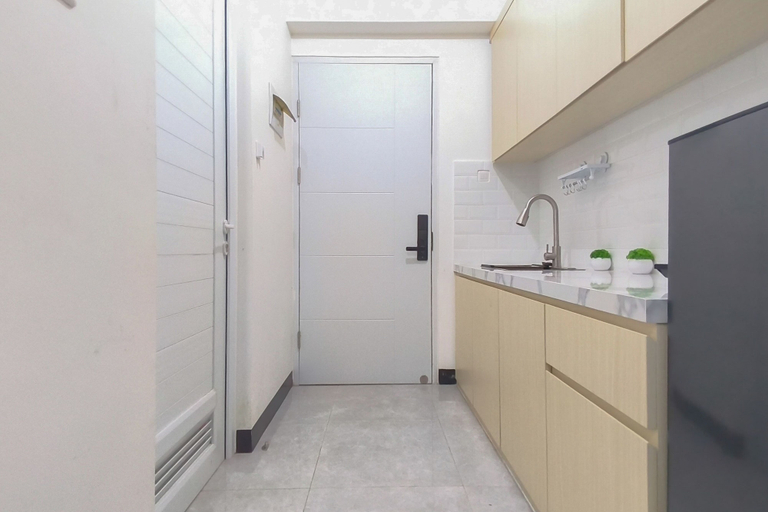Private kitchen 3, 1 Pax Casual Studio At Westown View Surabaya Apartment, Surabaya