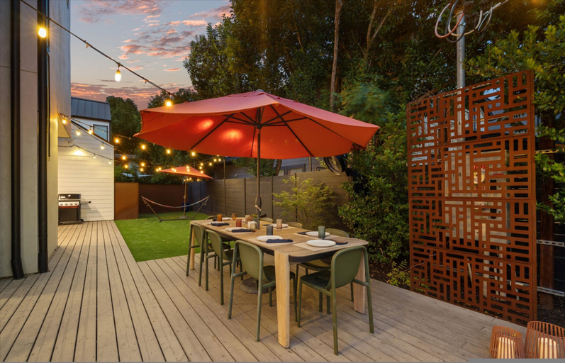 Room 4, Zilker Homes 2 Pools Hot Tub Fire Pits Sleeps 18, Travis
