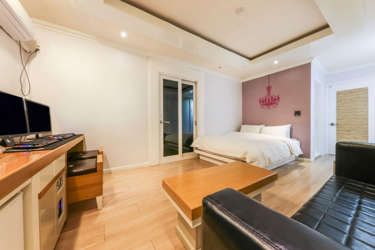 Bedroom 3, Cinema Motel, Dong