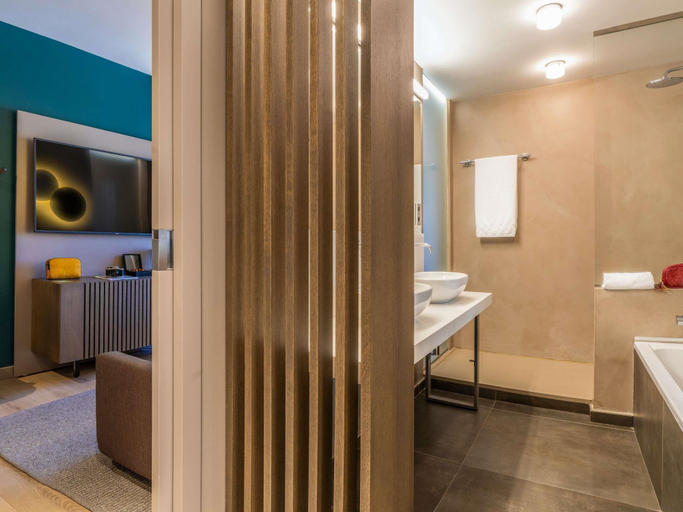 Bathroom 5, Novotel Madrid Campo de las Naciones, Madrid