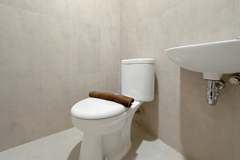 Bathroom 2, Comfy Studio At Kyo Society Apartment, Surabaya