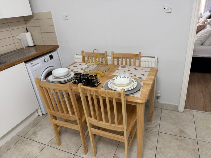 Dining 5, Apartment Sleeps 2 With Wifi, London
