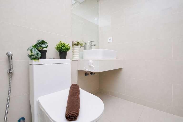 Bathroom 5, Cozy Wooden Touch Studio Room At Apartment Daan Mogot City, Jakarta Barat