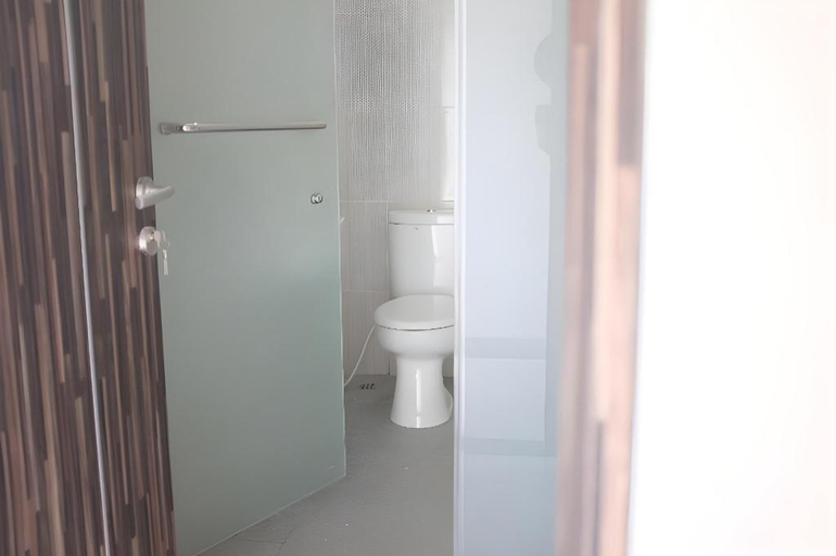 Bathroom 4, RedDoorz Plus near Mall Ciputra Jakarta, Jakarta Barat